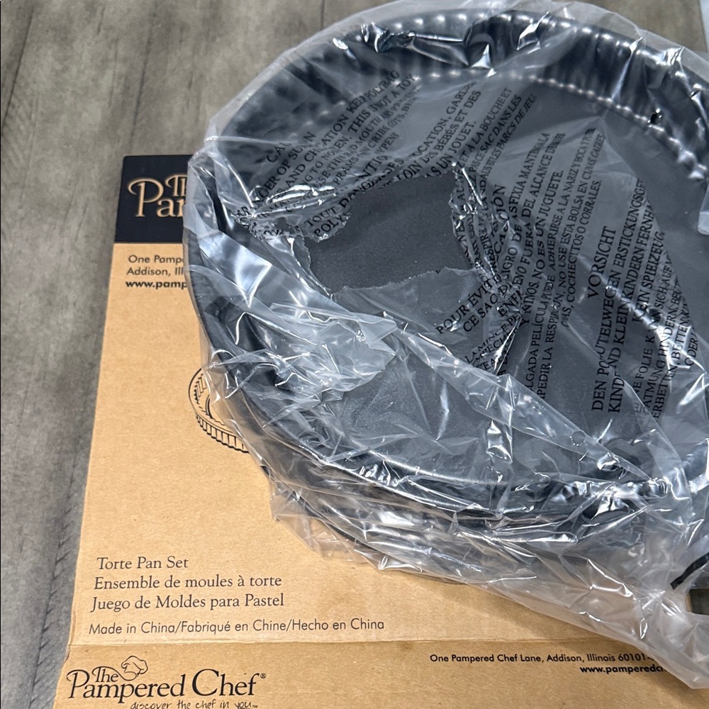 The Pampered Chef Nonstick Baking Pan Set Torte